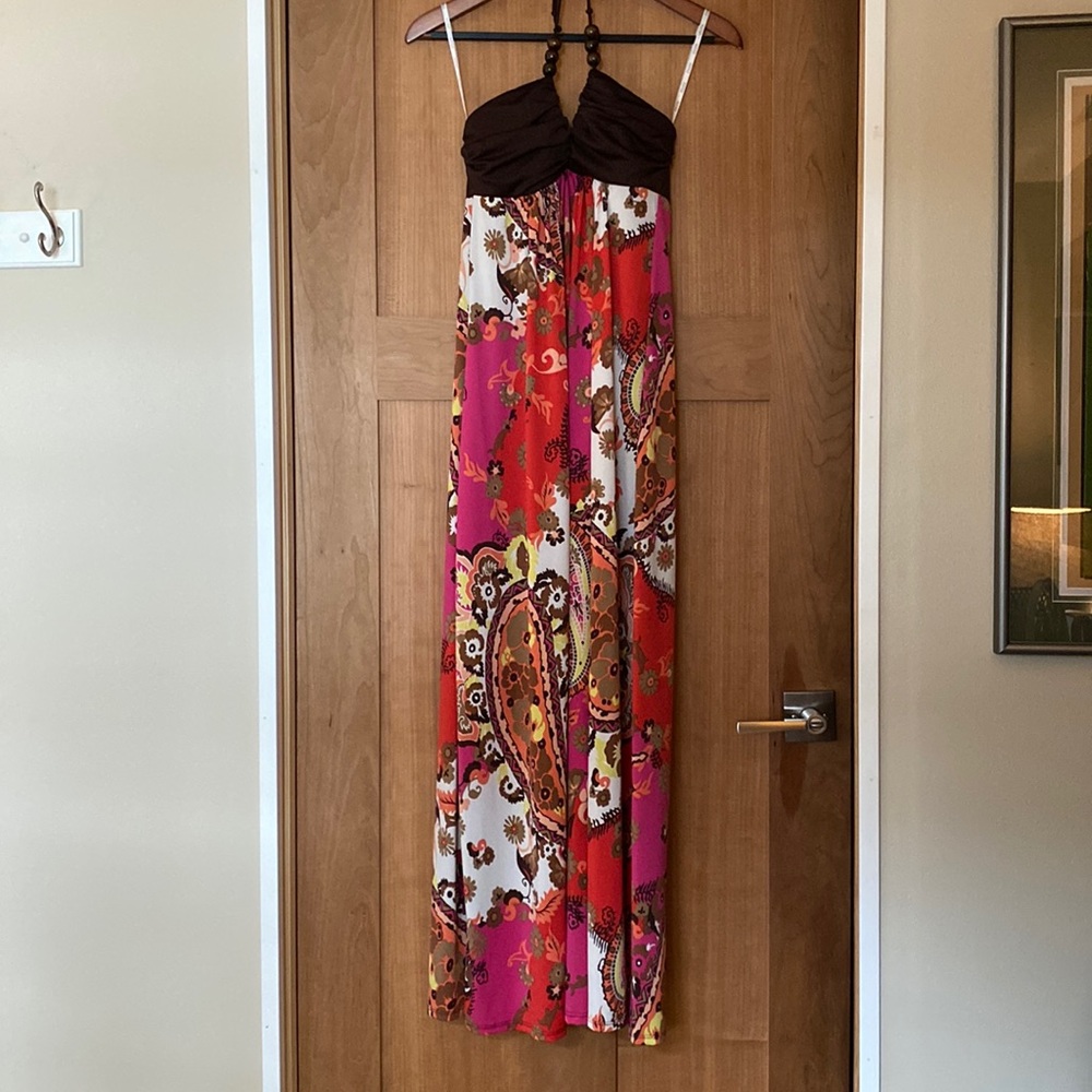 XOXO Women’s maxi dress. Brown top w/pink paisley design. Size S.